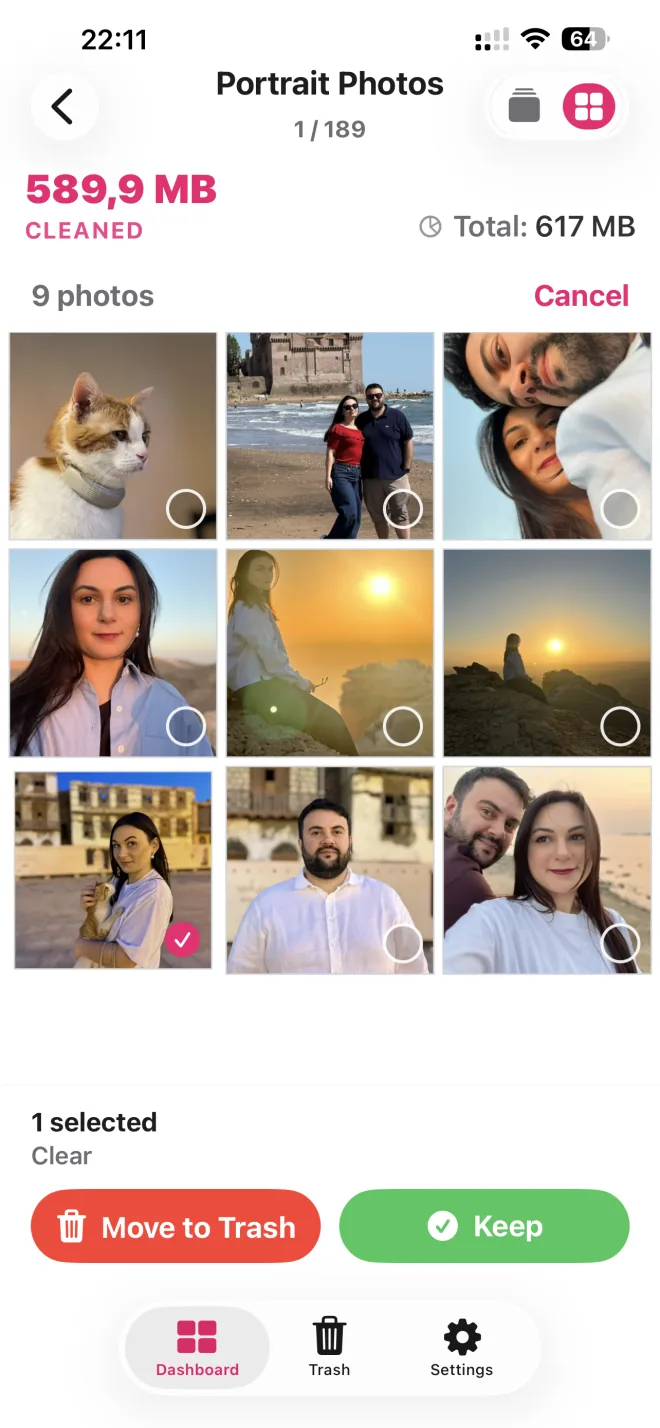 PicVore Portrait Photos gallery with one selected photo and Keep and Move to Trash buttons